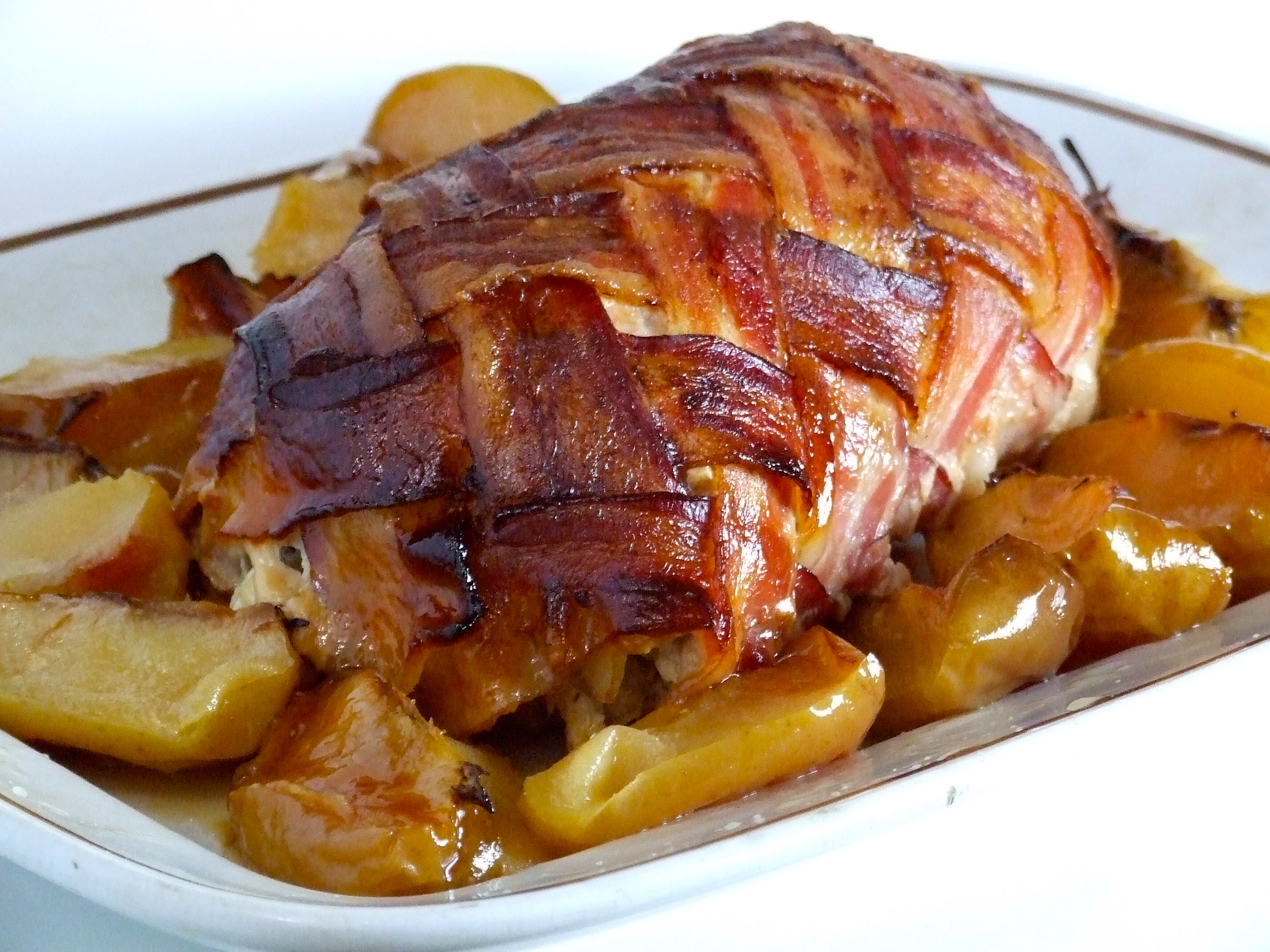 Вырезка свиная как приготовить сочно и вкусно. Свиная корейка с беконом. Свинина в беконе. Вырезка в беконе. Свинина с яблоками.